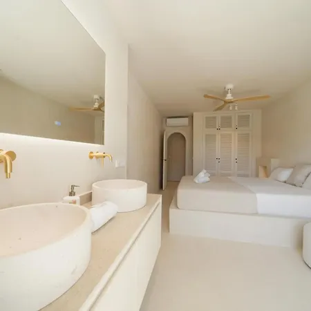 Holiday home Modern Townhouse With Private Heated Pool Near Cabopino In Artola,