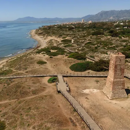 Modern Townhouse With Private Heated Pool Near Cabopino In Artola, Holiday home *