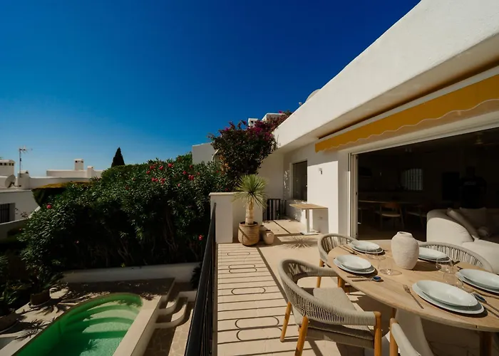 Modern Townhouse With Private Heated Pool Near Cabopino In Artola, Hébergement de vacances *
