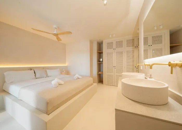 Modern Townhouse With Private Heated Pool Near Cabopino In Artola,