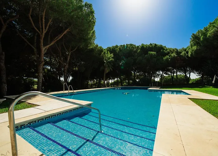 Modern Townhouse With Private Heated Pool Near Cabopino In Artola, Tatil Evi Marbella