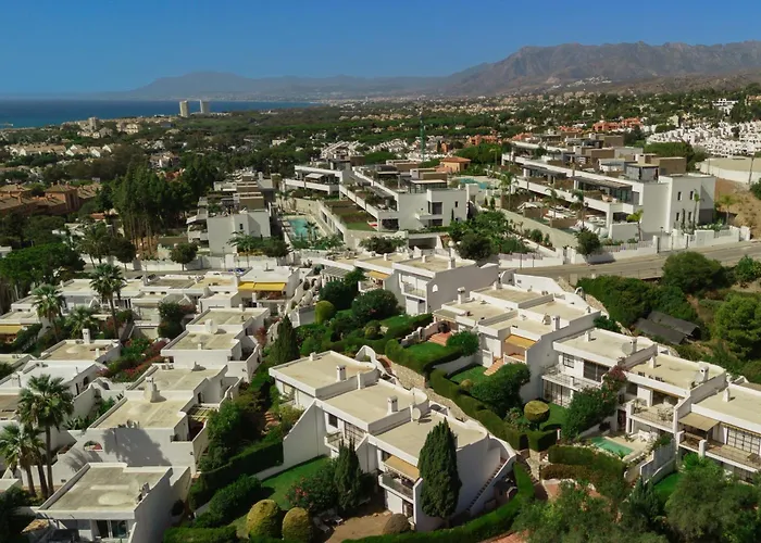 Modern Townhouse With Private Heated Pool Near Cabopino In Artola, Tatil Evi