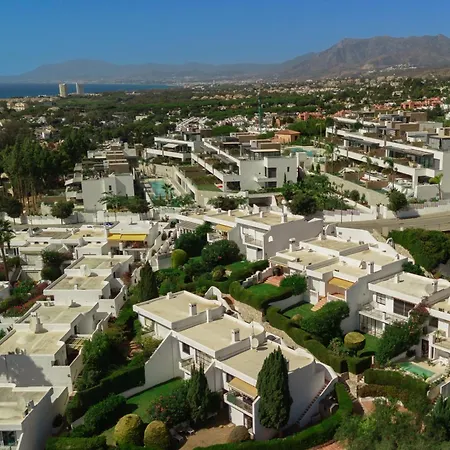 Modern Townhouse With Private Heated Pool Near Cabopino In Artola, Dom wakacyjny