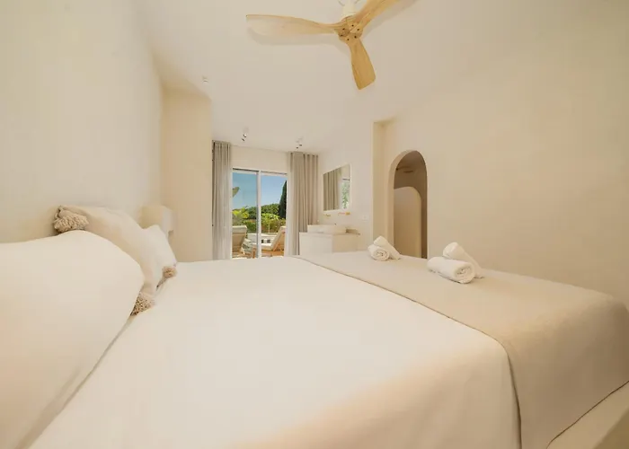 Modern Townhouse With Private Heated Pool Near Cabopino In Artola, Dom wakacyjny Marbella