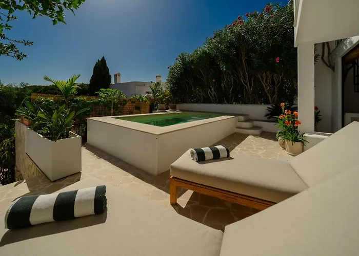 Dom wakacyjny Modern Townhouse With Private Heated Pool Near Cabopino In Artola,