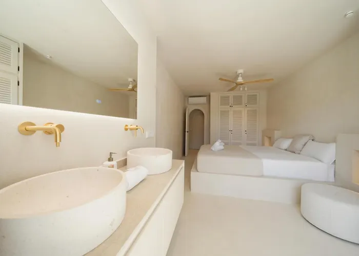 Dom wakacyjny Modern Townhouse With Private Heated Pool Near Cabopino In Artola,