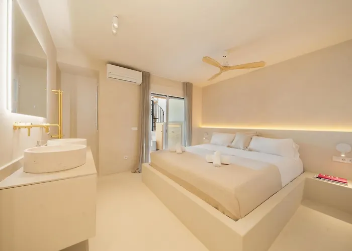 Dom wakacyjny Modern Townhouse With Private Heated Pool Near Cabopino In Artola,