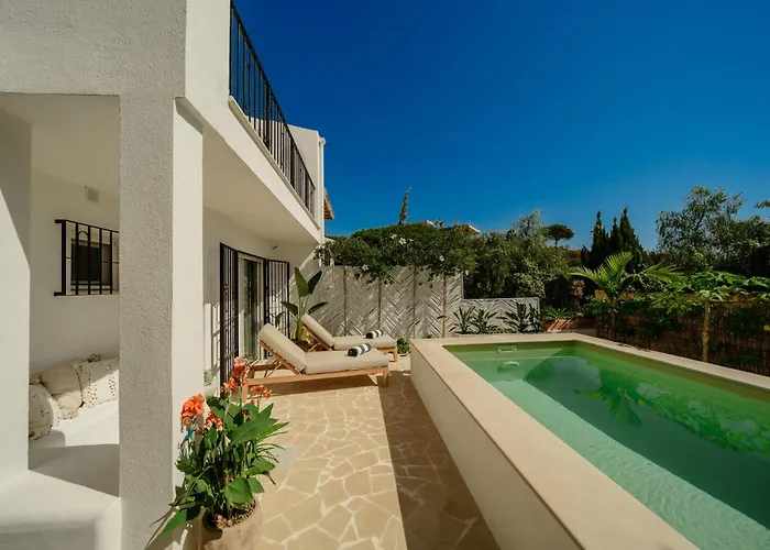 Modern Townhouse With Private Heated Pool Near Cabopino In Artola, Nyaraló